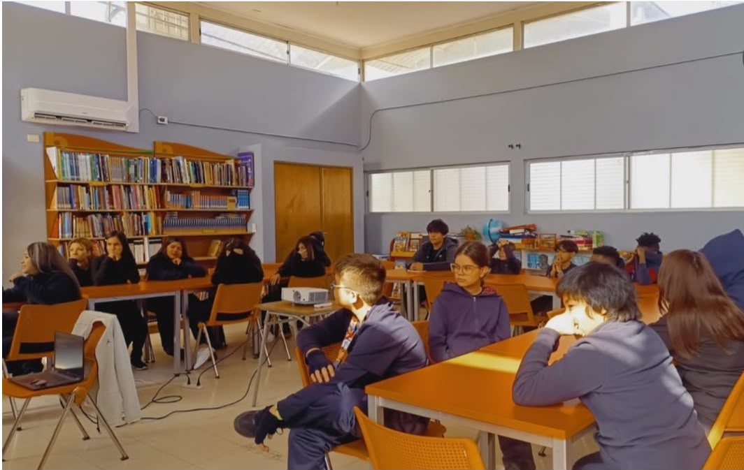 Estudiantes reunidos en un espacio escolar