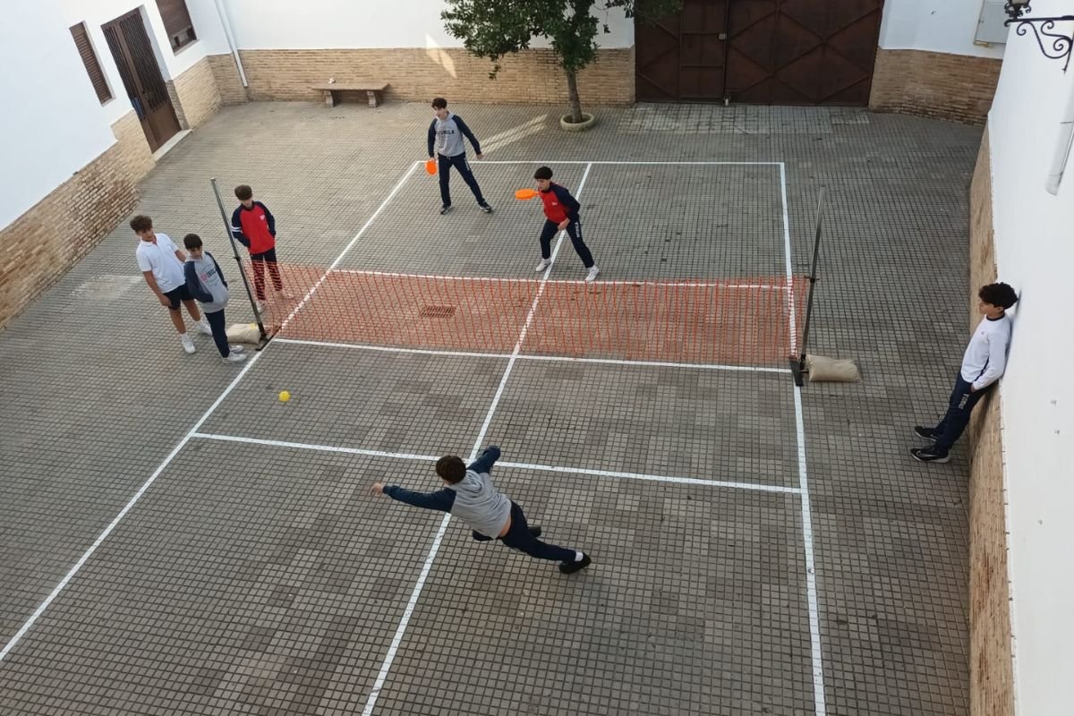 Estudiantes compartiendo en una cancha escolar